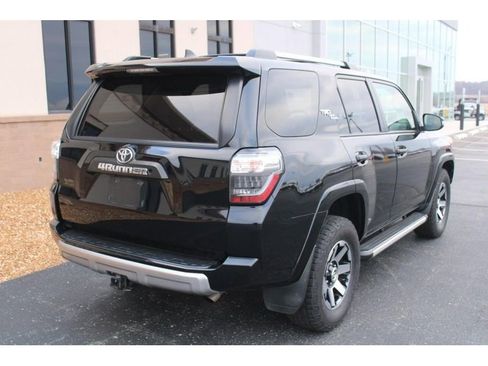 Used 2018 Toyota 4Runner TRD Off-Road Premium image 3