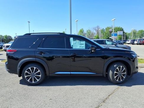 New 2026 Nissan Pathfinder Platinum FWD image 2