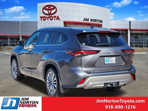 Used 2025 Toyota Highlander Platinum image 8