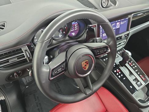 Certified 2025 Porsche Macan AWD/4WD image 4