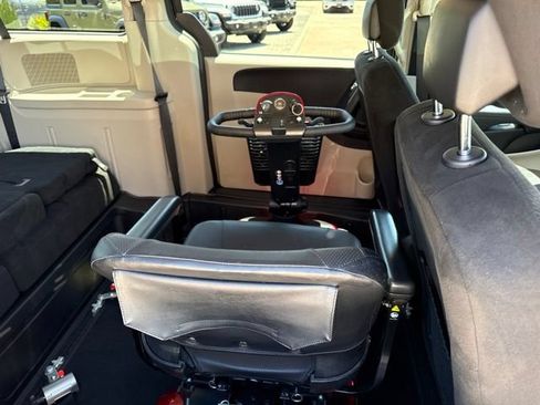 Used 2016 Dodge Grand Caravan SXT FWD image 7