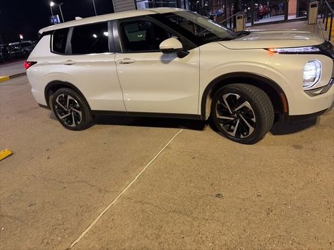 Used 2022 Mitsubishi Outlander SE image 2