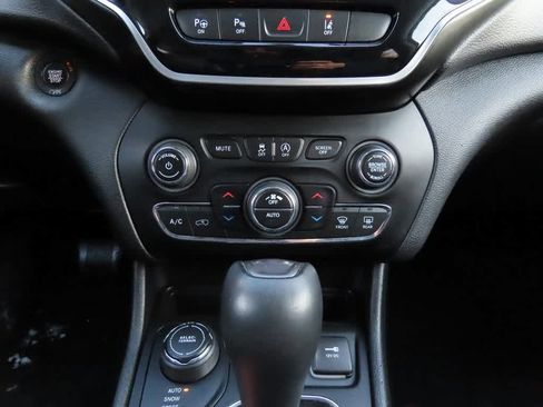 Used 2019 Jeep Cherokee Limited w/ Luxury Group image 24