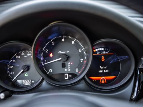 Certified 2023 Porsche Macan Turbo AWD/4WD image 16