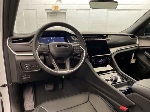 New 2025 Jeep Grand Cherokee Limited image 9