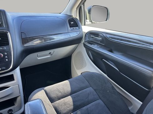 Used 2020 Dodge Grand Caravan SE w/ UConnect Hands-Free Group image 15