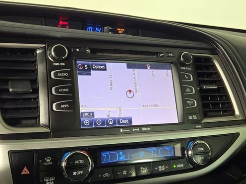 Used 2019 Toyota Highlander SE image 18