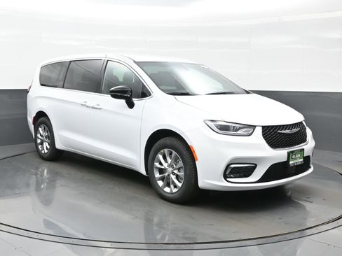 New 2026 Chrysler Pacifica Select image 8