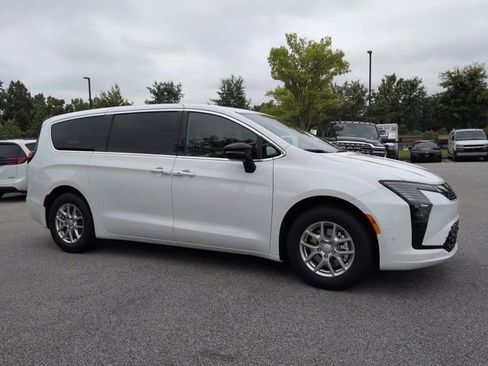 New 2027 Chrysler Pacifica Select FWD image 2