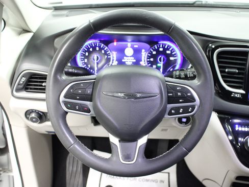 Used 2022 Chrysler Pacifica Touring-L FWD image 18
