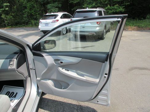 Used 2012 Toyota Corolla LE w/ Premium Pkg FWD image 19