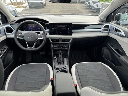 Used 2025 Volkswagen Taos SE w/ Panoramic Sunroof Package image 12