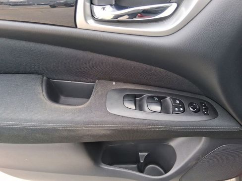 Used 2017 Nissan Pathfinder S image 11