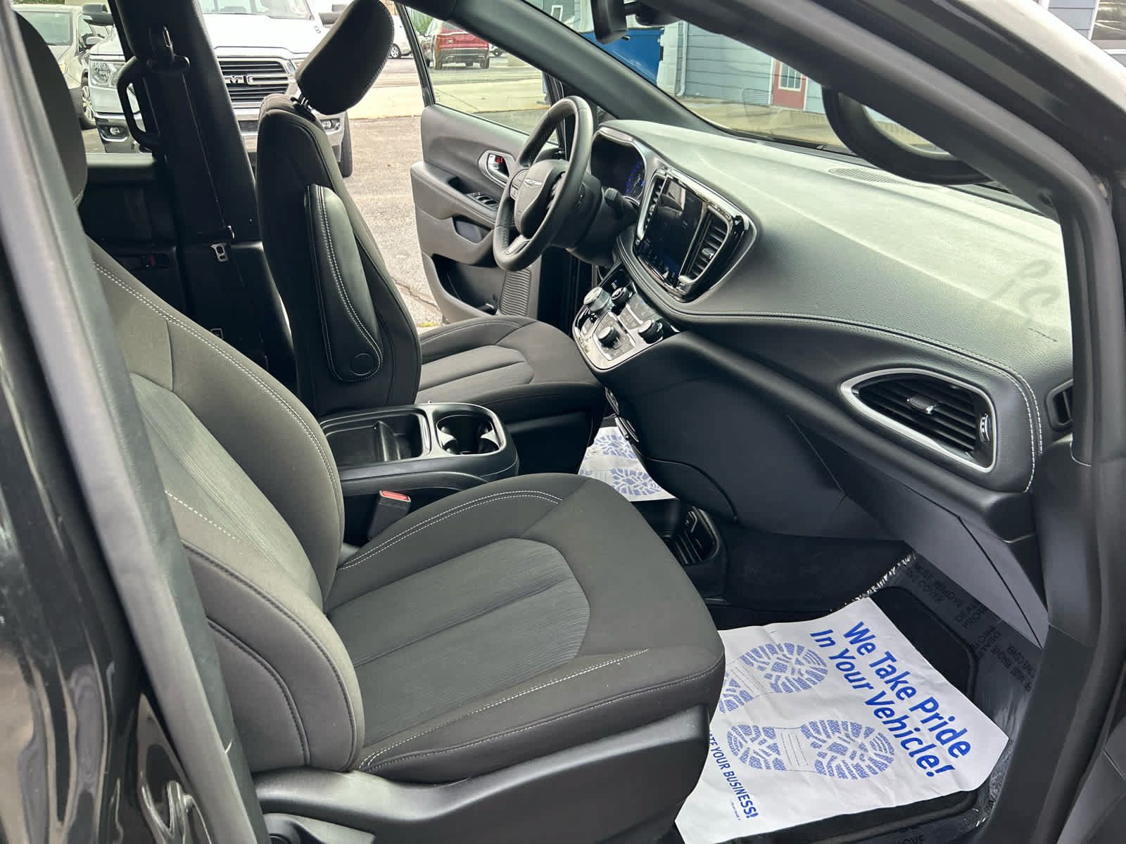 Used 2023 Chrysler Pacifica Touring FWD image 28