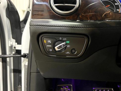 Used 2019 Bentley Bentayga image 30