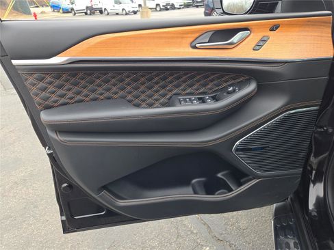 Certified 2025 Jeep Grand Cherokee Summit image 24