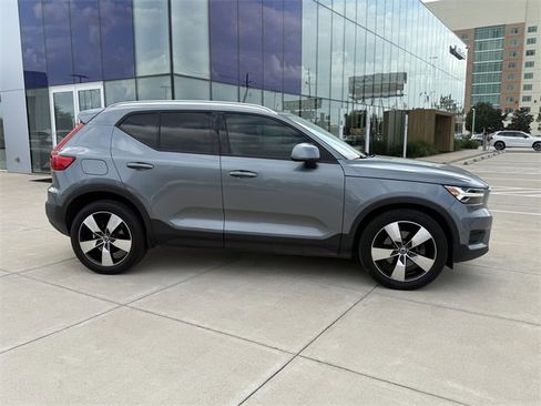 Used 2019 Volvo XC40 T5 Momentum image 6