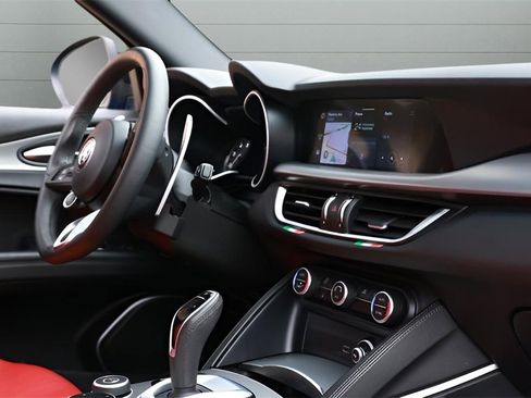 Used 2023 Alfa Romeo Stelvio Veloce image 18