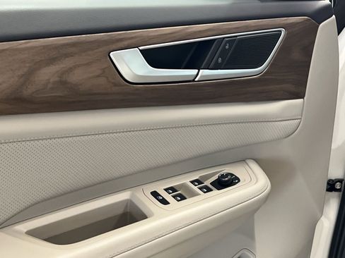 Used 2025 Volkswagen Atlas SE image 12