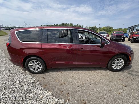 Used 2023 Chrysler Voyager LX FWD image 6