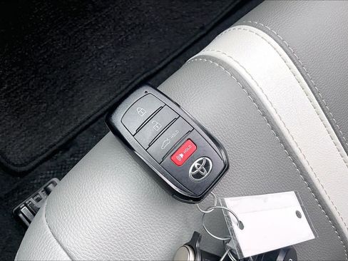 Used 2026 Toyota Camry SE w/ Convenience Package image 15