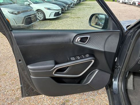 Used 2025 Kia Soul LX w/ LX Technology Package FWD image 15