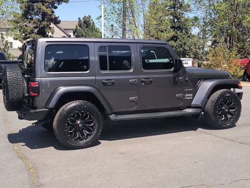 Used 2018 Jeep Wrangler Unlimited Sahara AWD/4WD image 9