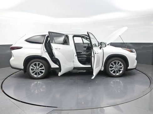 Certified 2025 Toyota Highlander Limited AWD/4WD image 47