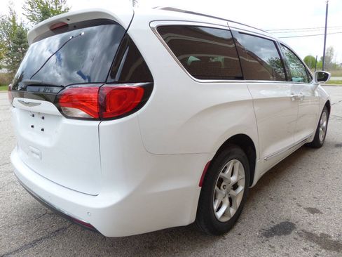 Used 2020 Chrysler Pacifica Touring-L FWD image 9