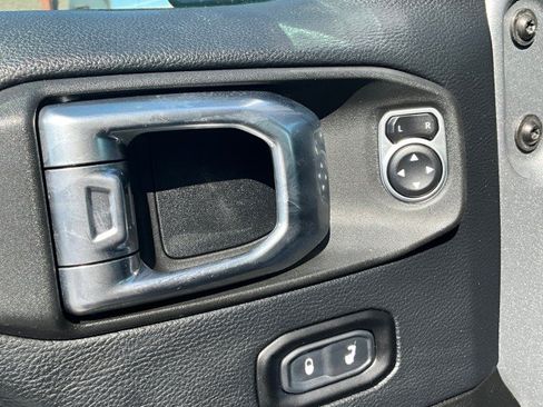 Used 2019 Jeep Wrangler Unlimited Sahara w/ Safety Group AWD/4WD image 26