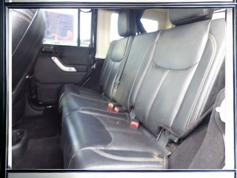 Used 2017 Jeep Wrangler Unlimited Sahara w/ Connectivity Group image 17