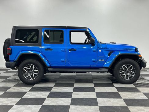 Used 2024 Jeep Wrangler Unlimited Sahara w/ Technology Group AWD/4WD image 11