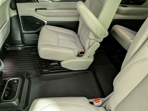 Certified 2022 Jeep Wagoneer Series II w/ Premium Group I AWD/4WD image 37