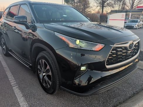 Used 2022 Toyota Highlander XLE image 2