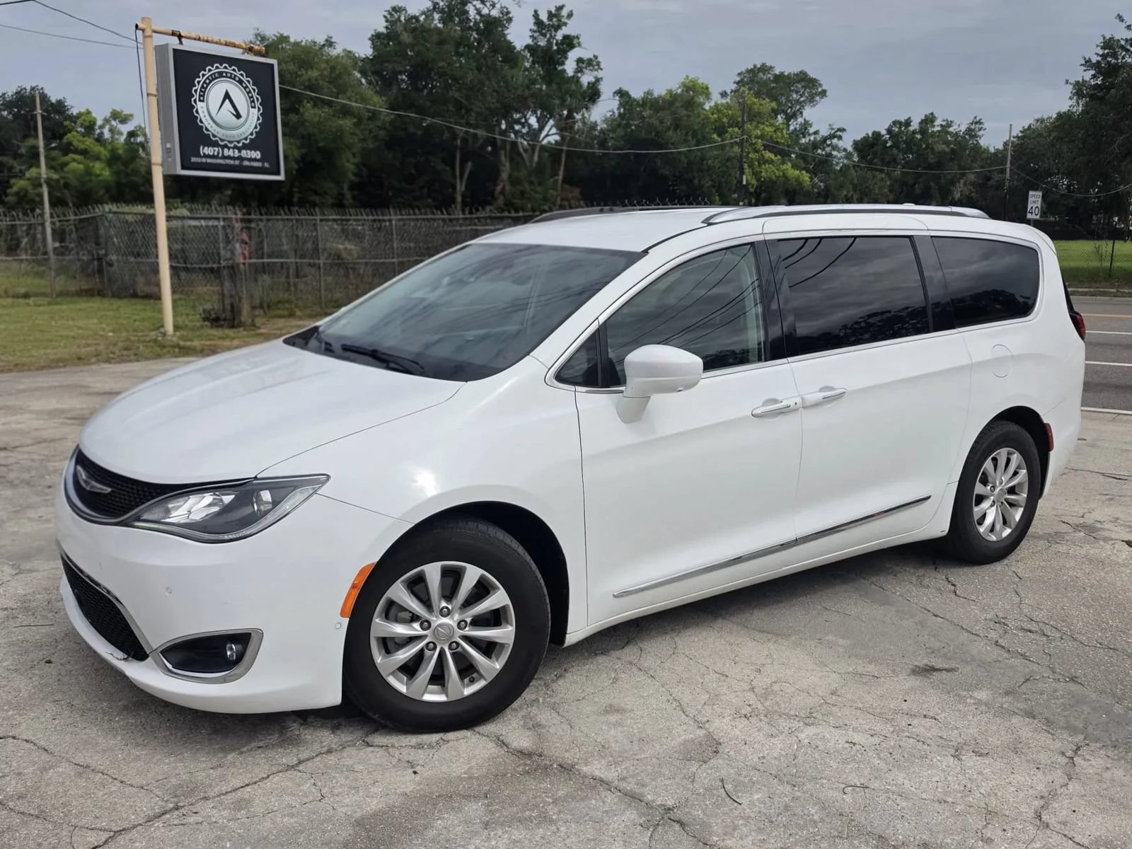 Used 2018 Chrysler Pacifica Touring-L w/ Advanced Safetytec Group FWD image 3