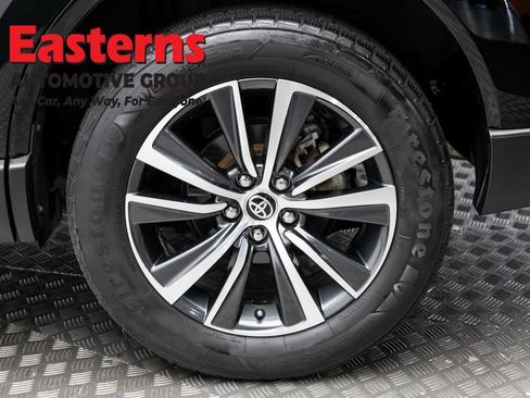 Used 2022 Toyota Venza LE AWD/4WD image 8