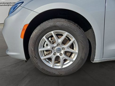 Used 2024 Chrysler Pacifica Touring-L FWD image 14