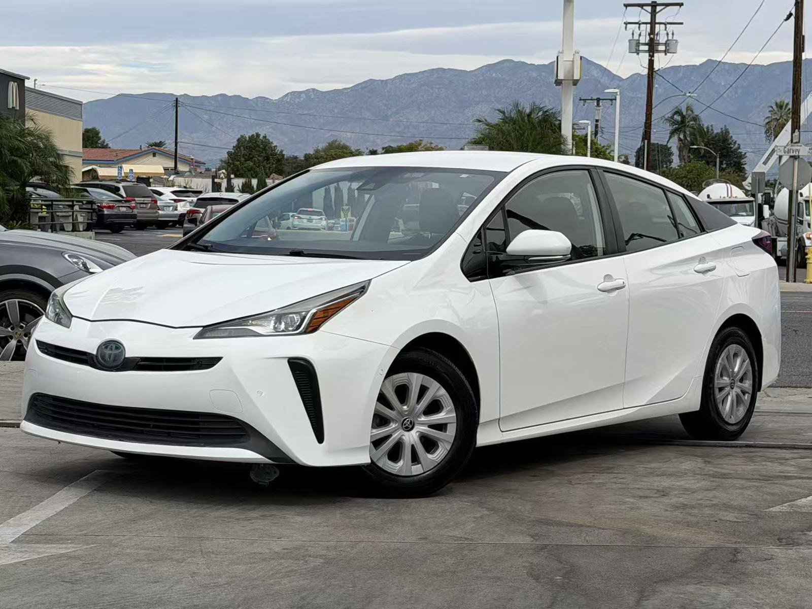 Used 2019 Toyota Prius LE w/ Carpet Mat Package FWD image 2
