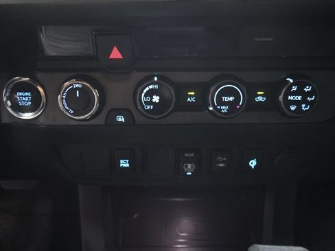 Used 2018 Toyota Tacoma TRD Sport AWD/4WD image 24