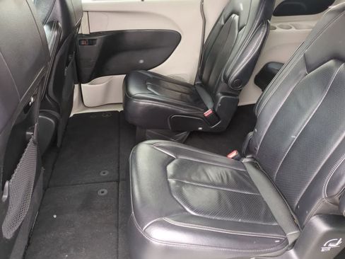 Used 2022 Chrysler Pacifica Touring-L image 19