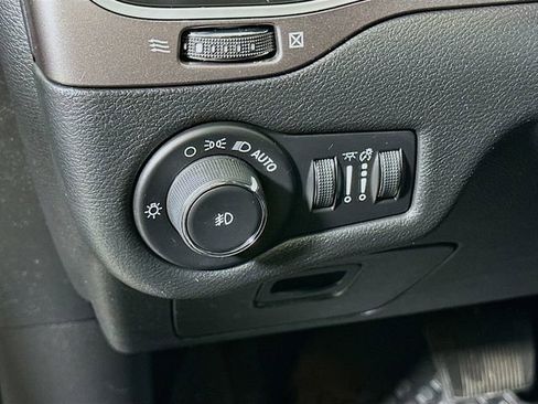 Used 2019 Jeep Cherokee Latitude Plus w/ Cold Weather Group AWD/4WD image 13