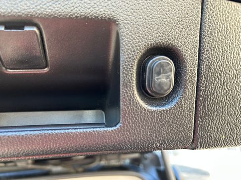 Used 2018 Chevrolet Suburban LT image 19