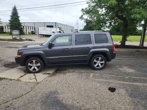 Used 2016 Jeep Patriot High Altitude FWD image 23