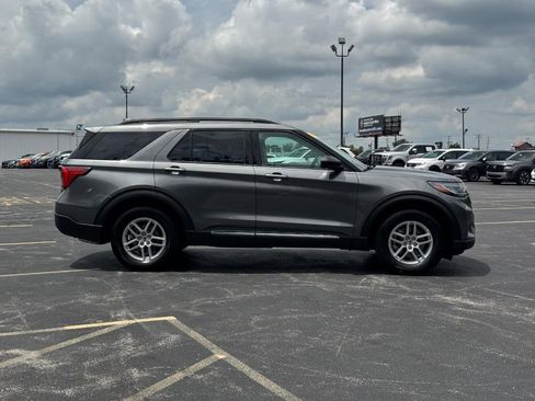 Used 2025 Ford Explorer Active AWD/4WD image 3