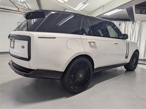 Used 2023 Land Rover Range Rover SE image 3