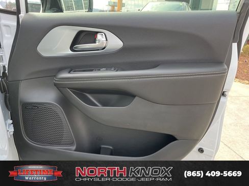 New 2026 Chrysler Pacifica Limited FWD image 28