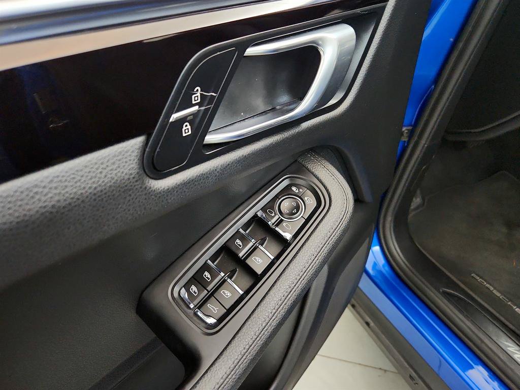 Used 2020 Porsche Macan AWD/4WD image 22