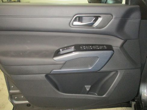 New 2025 Nissan Pathfinder SL image 13