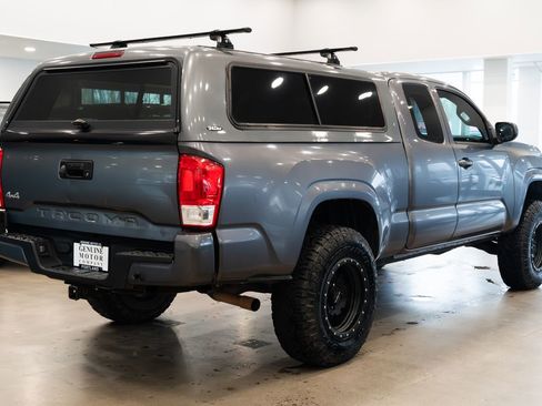 Used 2017 Toyota Tacoma SR image 4