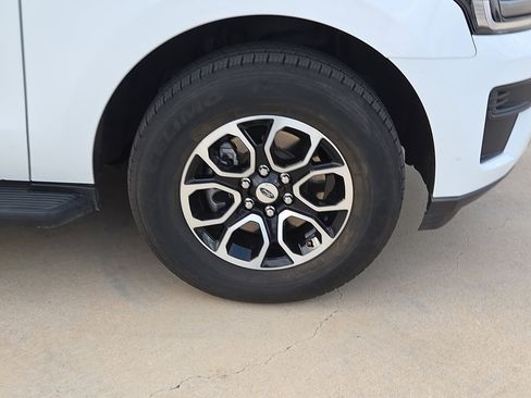 Used 2024 Ford Expedition XLT image 7